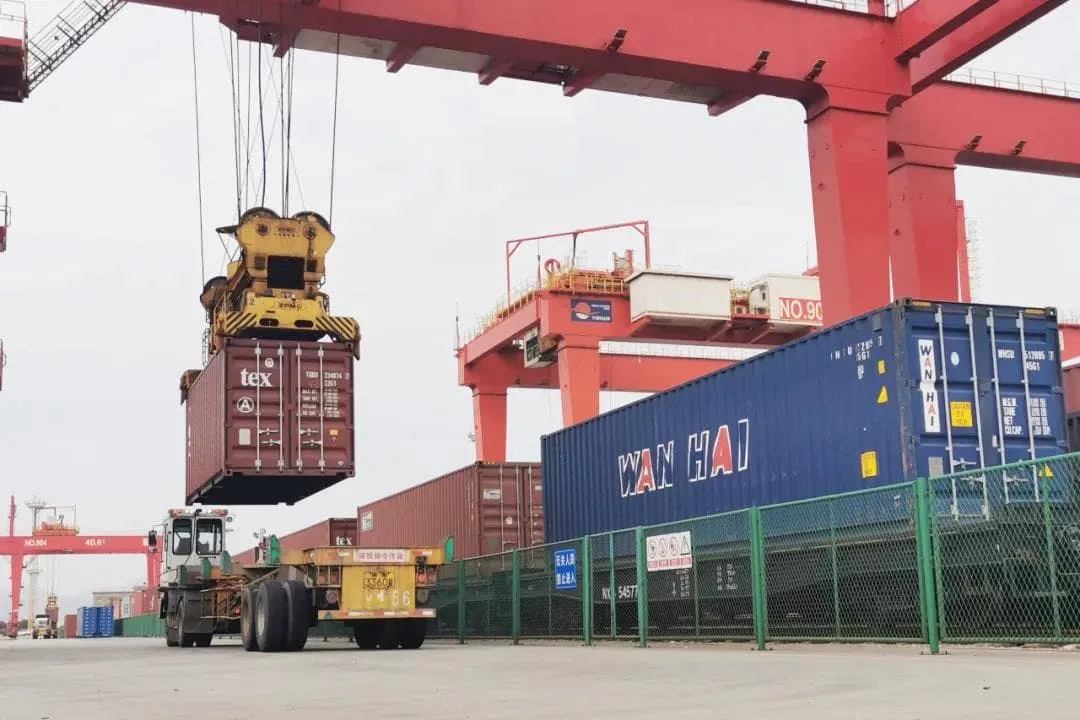 Ningbo zhoushan port container sea rail transport into the carton paperless