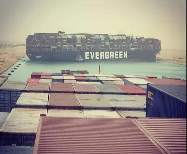 Evergreen container ship runs aground (with photo) Suez Canal waterway blocked