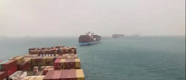 Evergreen container ship runs aground (with photo) Suez Canal waterway blocked