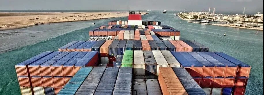 Evergreen container ship runs aground (with photo) Suez Canal waterway blocked
